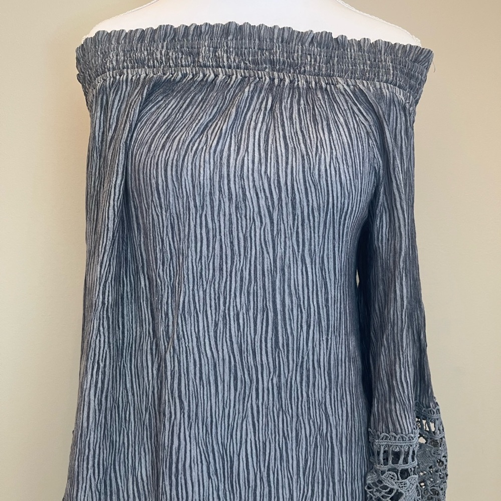 #237 Mittoshop Gray Textured top with crotchet sleeves can be worn three ways.